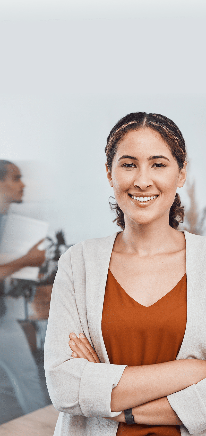 femme souriante avec image de bureau